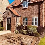 Gingerbread - Part Of The The Bay Village With Pool, Gym And Direct Access, Pub, Restaurant, Tennis And Meadows Walks