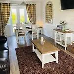 Gingerbread - Part Of The The Bay Village With Pool, Gym And Direct Access, Pub, Restaurant, Tennis And Meadows Walks Ferienhaus