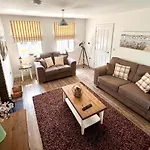 Gingerbread - Part Of The The Bay Village With Pool, Gym And Direct Access, Pub, Restaurant, Tennis And Meadows Walks Ferienhaus *