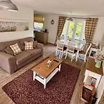 Ferienhaus Gingerbread - Part Of The The Bay Village With Pool, Gym And Direct Access, Pub, Restaurant, Tennis And Meadows Walks *