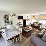 Gingerbread - Part Of The The Bay Village With Pool, Gym And Direct Access, Pub, Restaurant, Tennis And Meadows Walks * Filey
