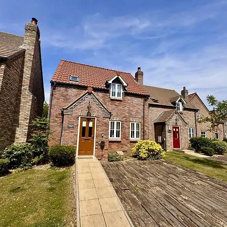Gingerbread - Part Of The The Bay Village With Pool, Gym And Direct Access, Pub, Restaurant, Tennis And Meadows Walks *