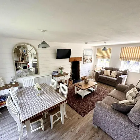 Gingerbread - Part Of The The Bay Village With Pool, Gym And Direct Access, Pub, Restaurant, Tennis And Meadows Walks * Filey