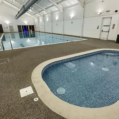 Gingerbread - Part Of The The Bay Village With Pool, Gym And Direct Access, Pub, Restaurant, Tennis And Meadows Walks 度假居
