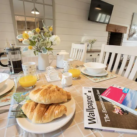 Gingerbread - Part Of The The Bay Village With Pool, Gym And Direct Access, Pub, Restaurant, Tennis And Meadows Walks * 法利
