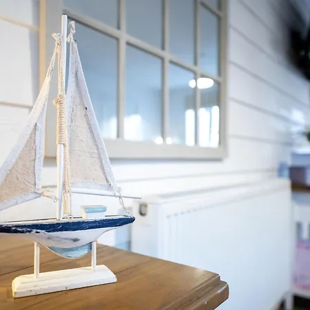 Gingerbread - Part Of The The Bay Village With Pool, Gym And Direct Access, Pub, Restaurant, Tennis And Meadows Walks *